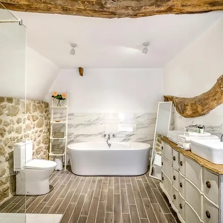 Villa Sleeps 12 With Pool And Wifi *